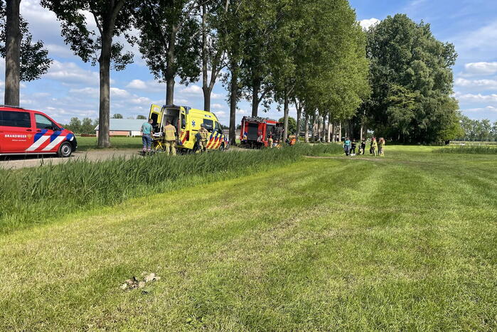 Persoon belandt met scootmobiel in sloot