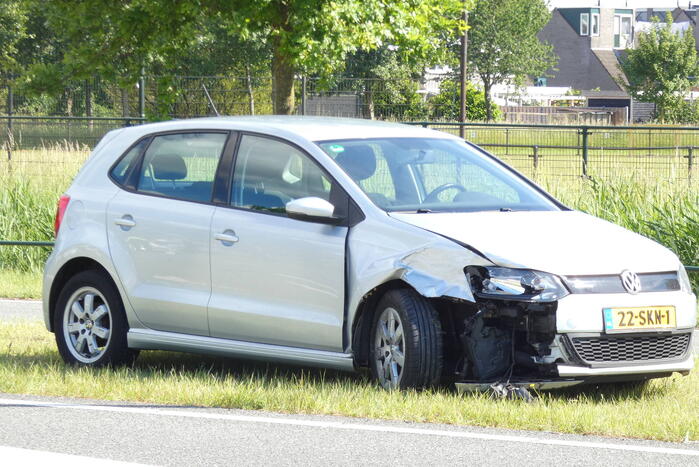 Twee personenwagens beschadigd bij botsing
