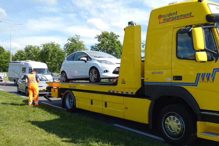 Twee personenwagens beschadigd bij botsing