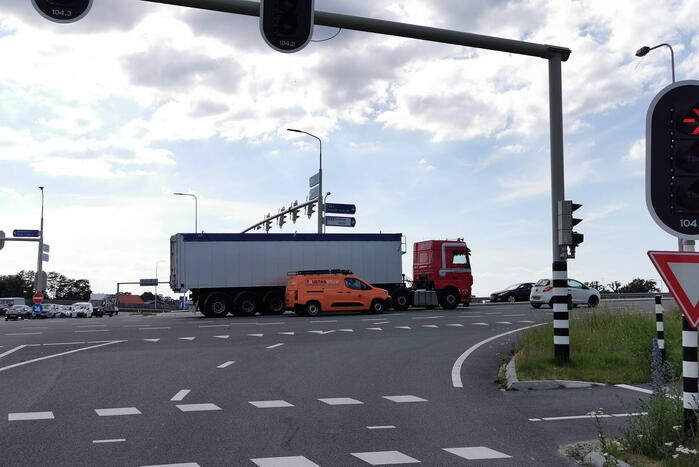 Files door vrachtwagen met pech