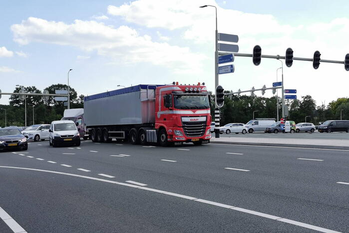 Files door vrachtwagen met pech