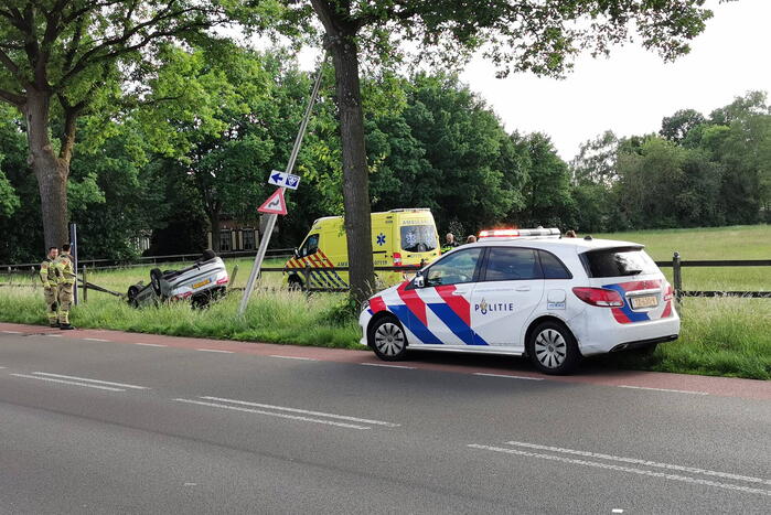 Auto belandt op zijn kop in greppel