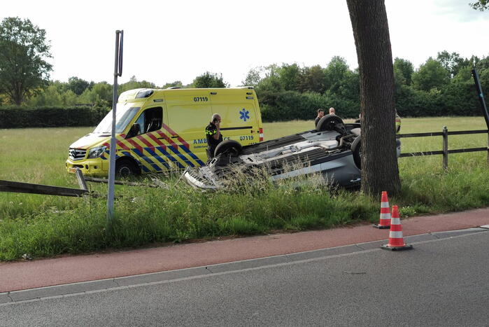Auto belandt op zijn kop in greppel