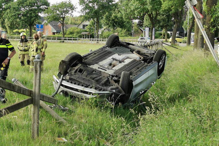Auto belandt op zijn kop in greppel