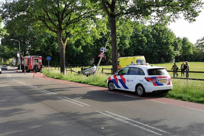 Auto belandt op zijn kop in greppel