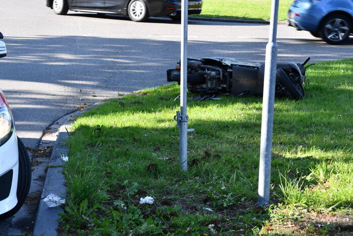 Scooterrijder gewond bij aanrijding met auto