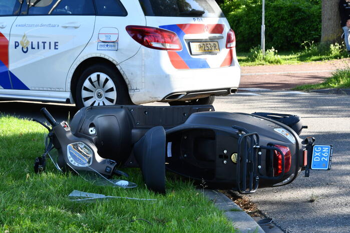 Scooterrijder gewond bij aanrijding met auto