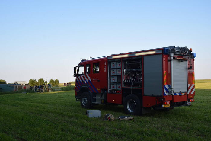 Brandweer redt paard uit de sloot