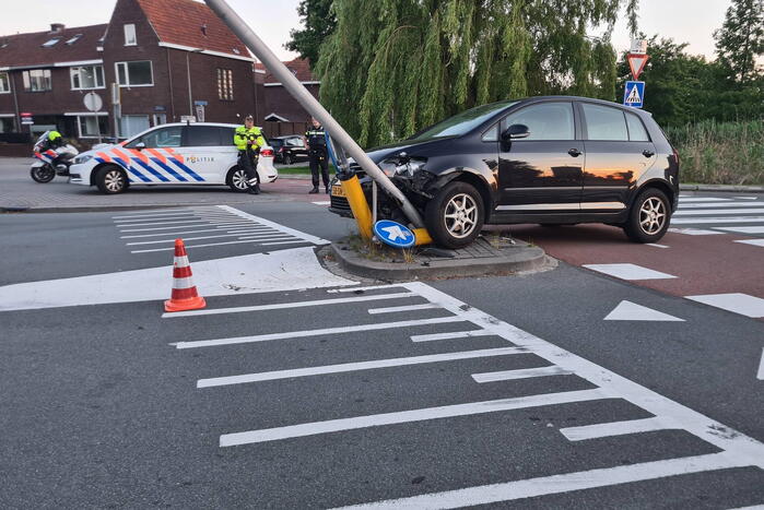 Automobilist rijdt tegen lantaarnpaal