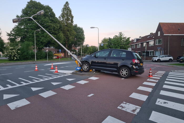 Automobilist rijdt tegen lantaarnpaal