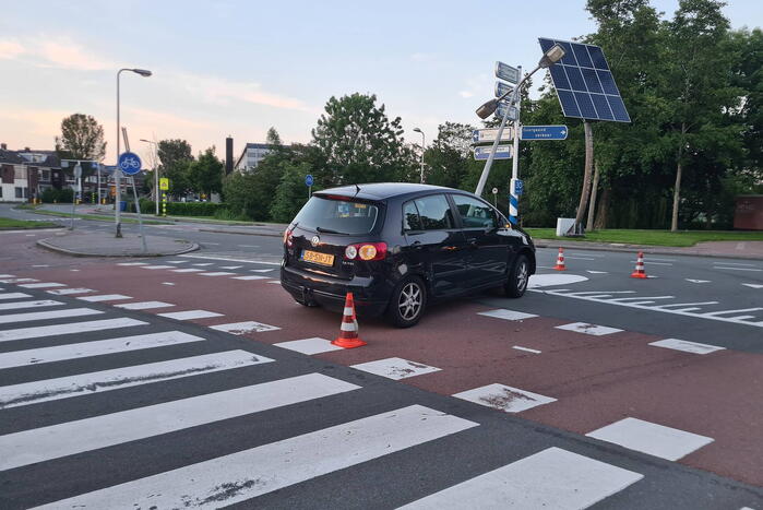 Automobilist rijdt tegen lantaarnpaal