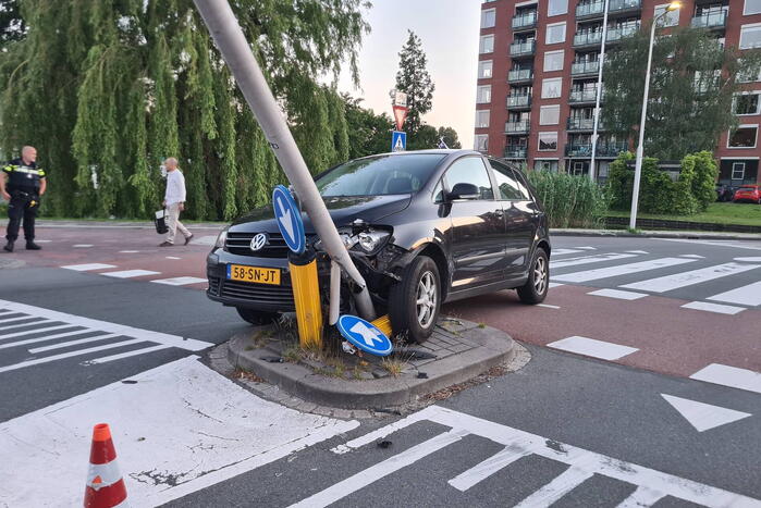Automobilist rijdt tegen lantaarnpaal