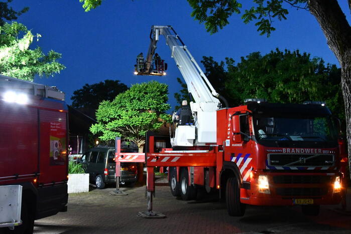 Metershoge vlammen na schoorsteenbrand