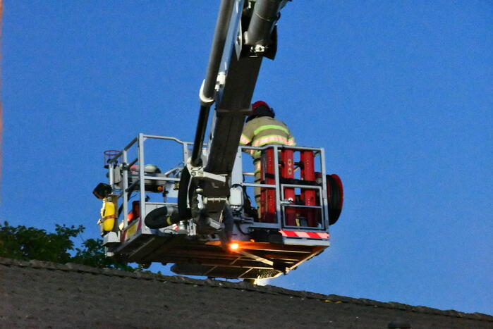 Metershoge vlammen na schoorsteenbrand