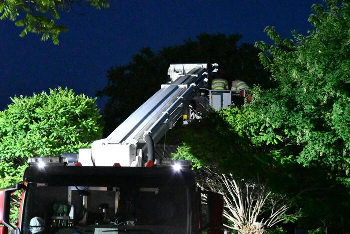 Metershoge vlammen na schoorsteenbrand