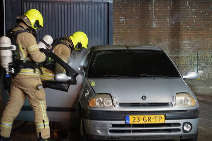 Auto vliegt in brand