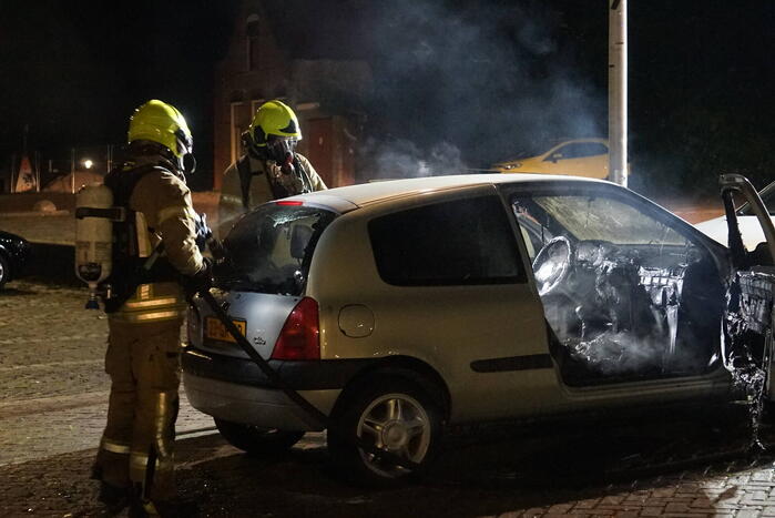 Auto vliegt in brand