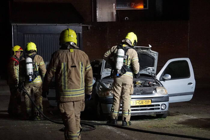 Auto vliegt in brand