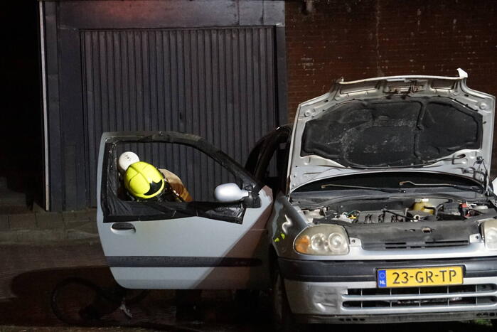 Auto vliegt in brand