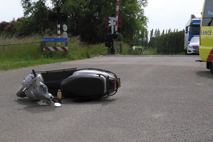 Brommerrijder botst op personenauto