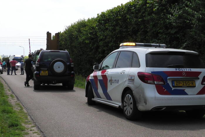 Brommerrijder botst op personenauto