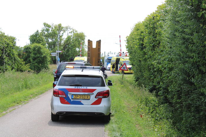 Brommerrijder botst op personenauto