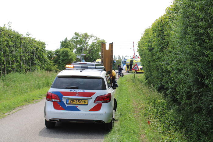 Brommerrijder botst op personenauto