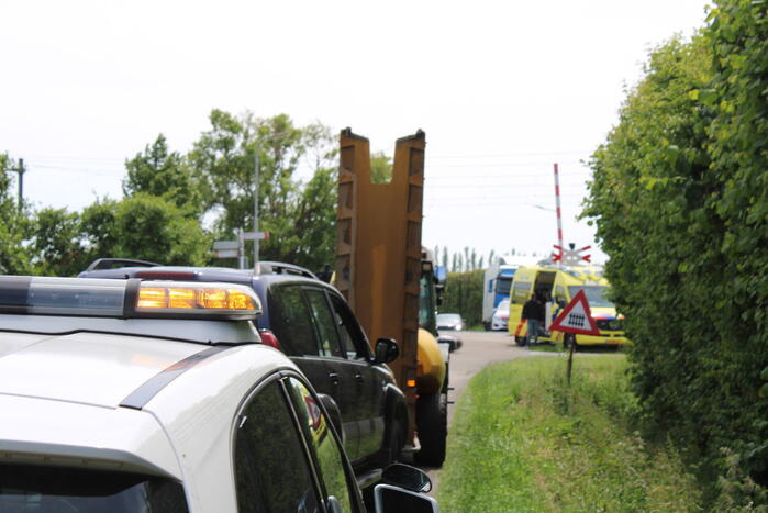 Brommerrijder botst op personenauto
