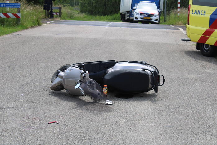 Brommerrijder botst op personenauto