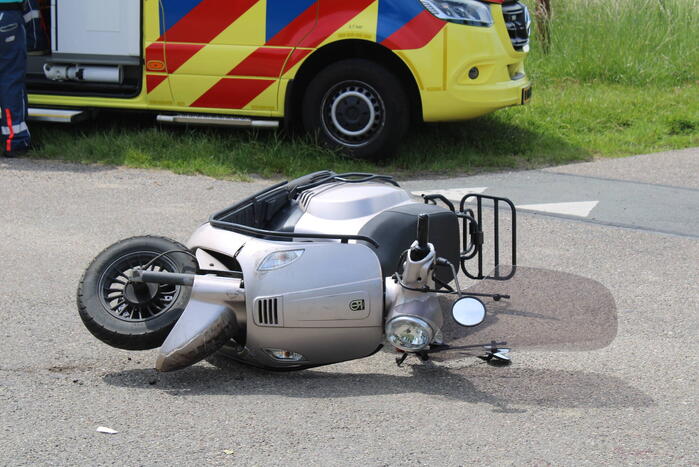 Brommerrijder botst op personenauto
