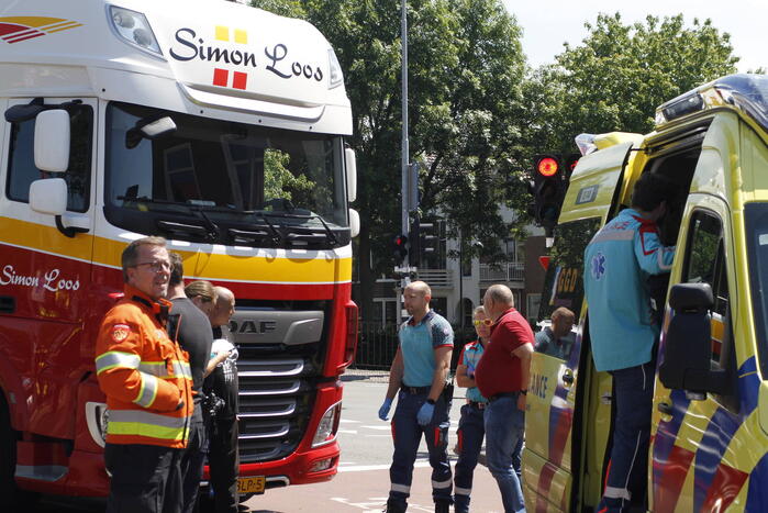 Fietser geschept door vrachtwagen