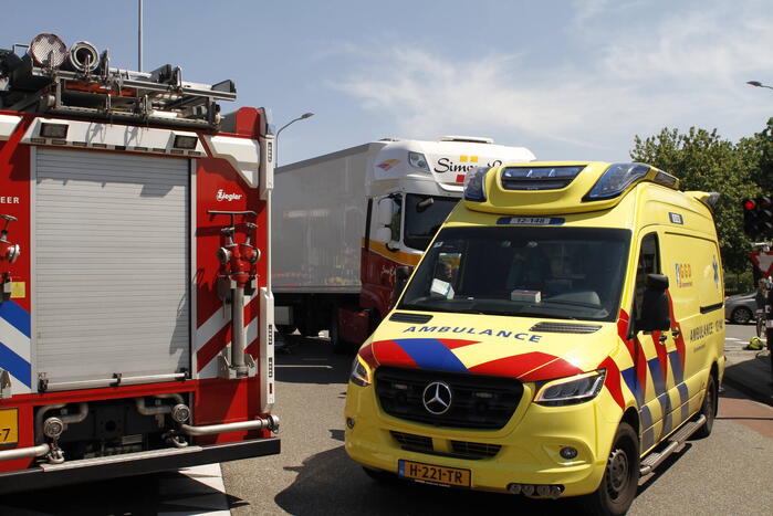 Fietser geschept door vrachtwagen