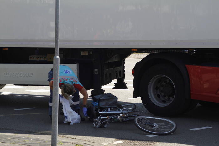 Fietser geschept door vrachtwagen