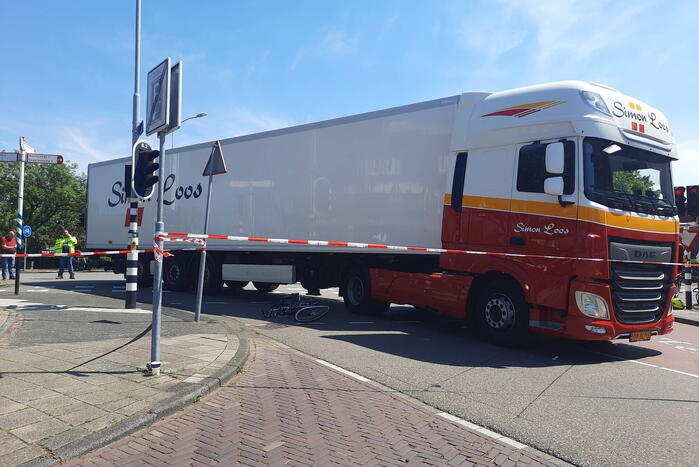 Fietser geschept door vrachtwagen