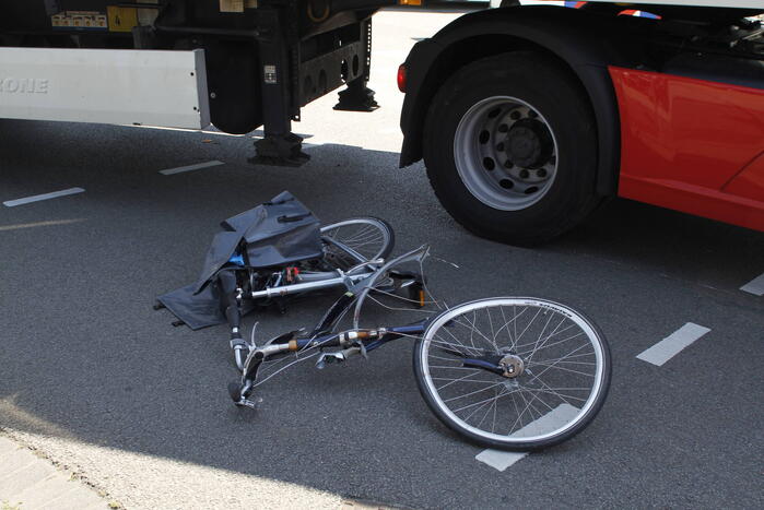 Fietser geschept door vrachtwagen