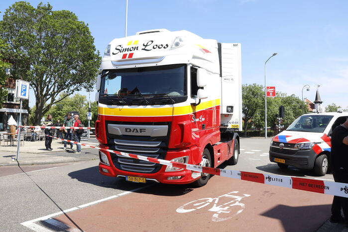 Fietser geschept door vrachtwagen
