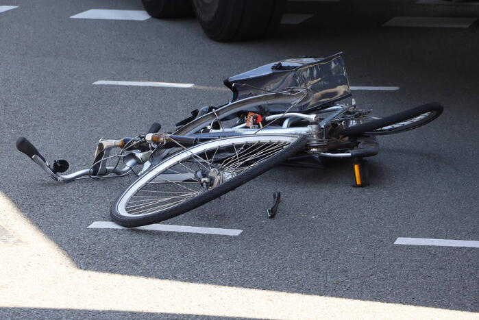 Fietser geschept door vrachtwagen