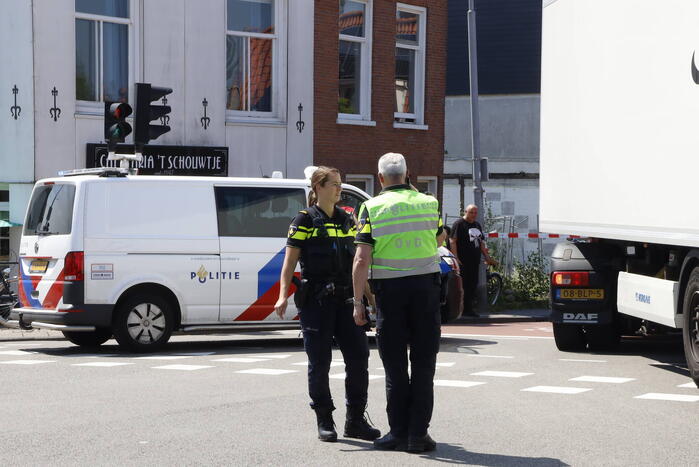 Fietser geschept door vrachtwagen