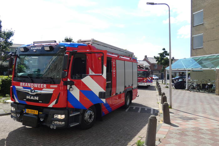 Brandweer doet onderzoek naar brandlucht in appartementencomplex