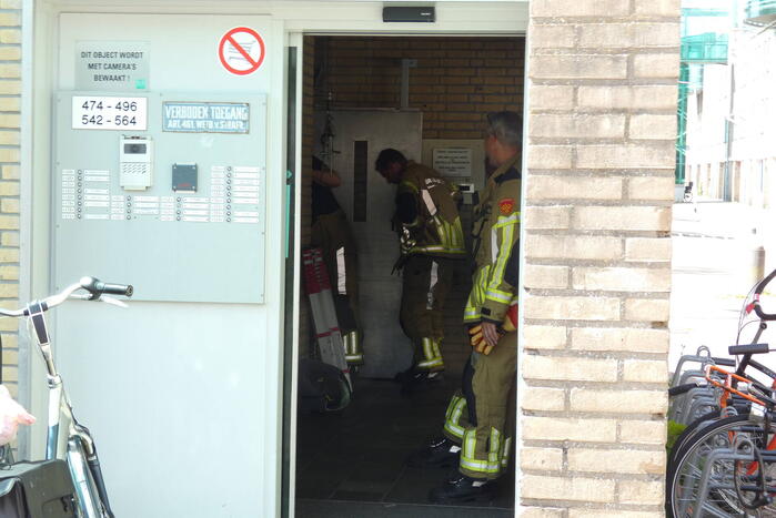 Brandweer doet onderzoek naar brandlucht in appartementencomplex