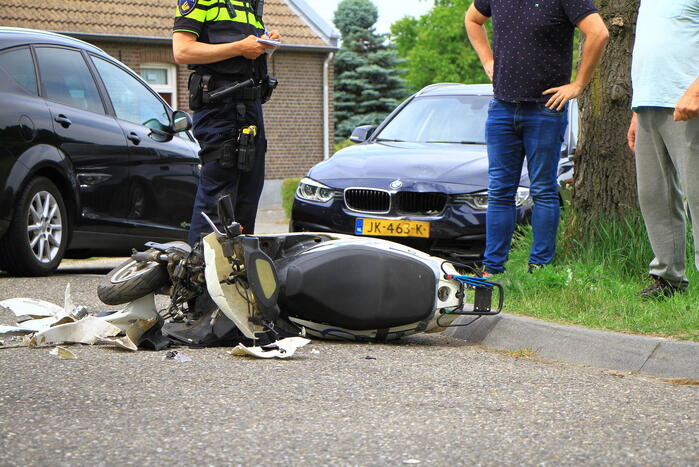 Brommerrijder loopt weg na frontale aanrijding op kruising