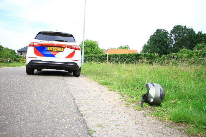 Brommerrijder loopt weg na frontale aanrijding op kruising