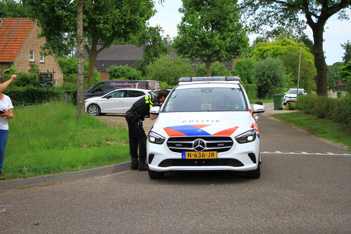 Brommerrijder loopt weg na frontale aanrijding op kruising