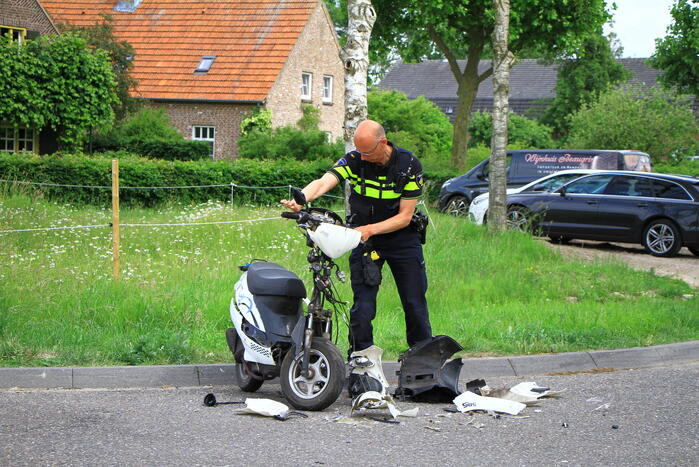 Brommerrijder loopt weg na frontale aanrijding op kruising