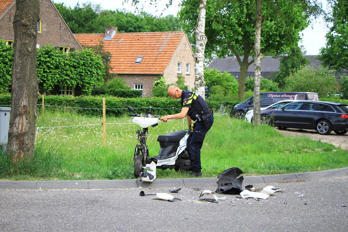 Brommerrijder loopt weg na frontale aanrijding op kruising