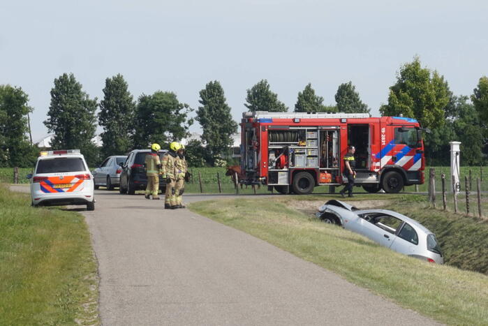 Auto belandt in greppel