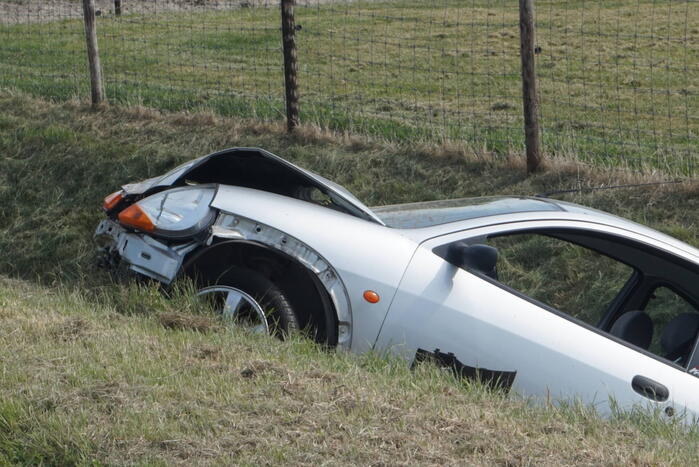 Auto belandt in greppel