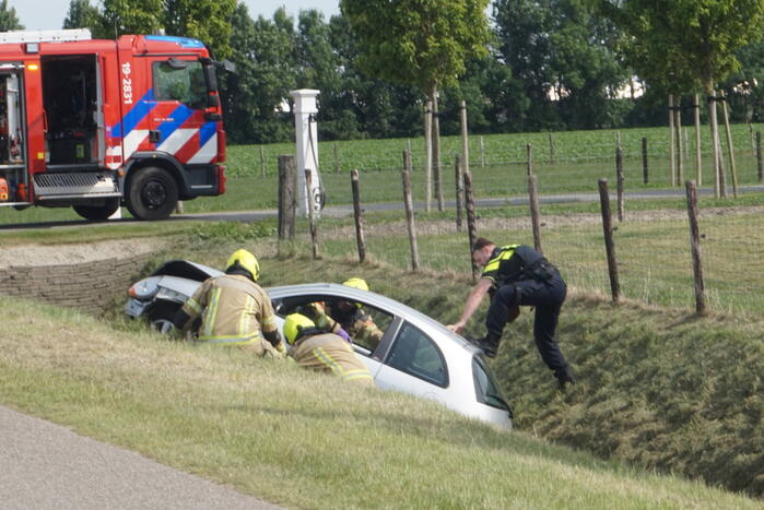 Auto belandt in greppel