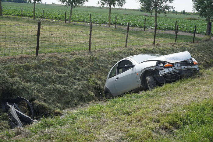 Auto belandt in greppel
