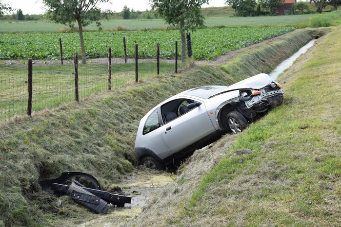 Auto belandt in greppel